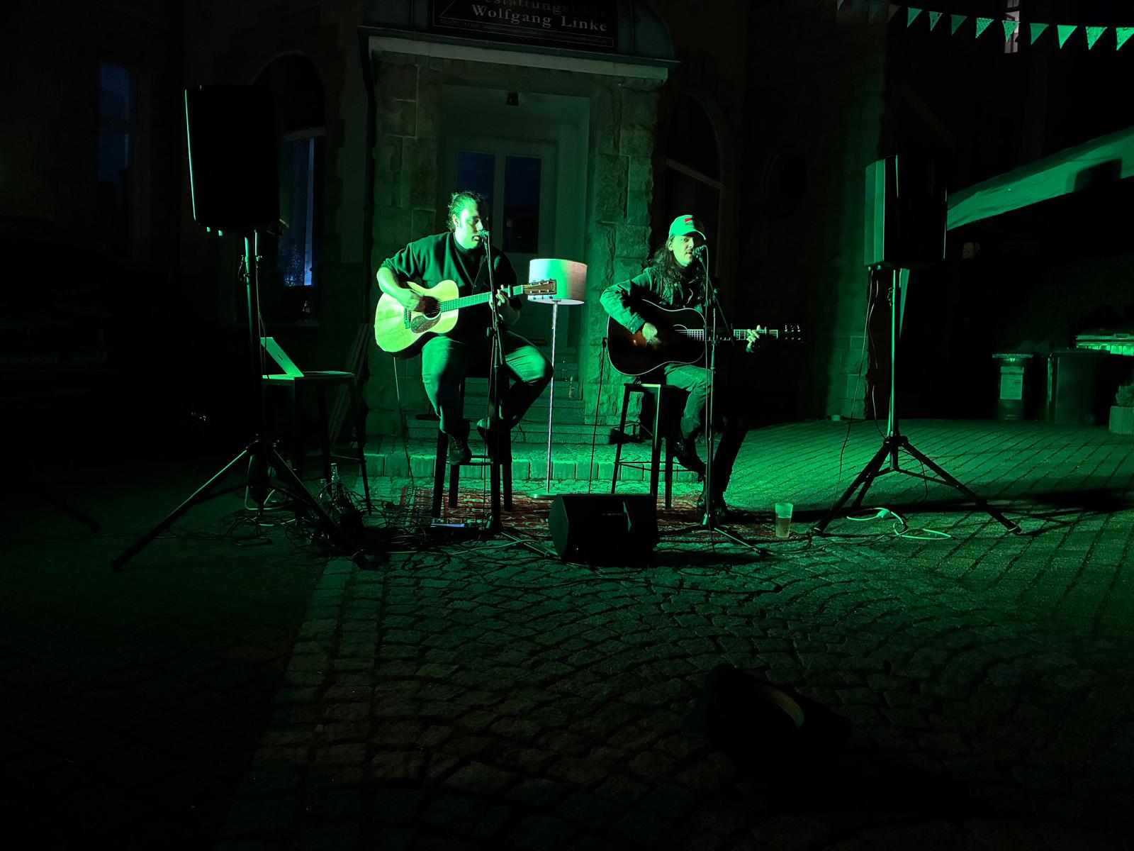 Moonshine for Breakfast live auf einer Bühne