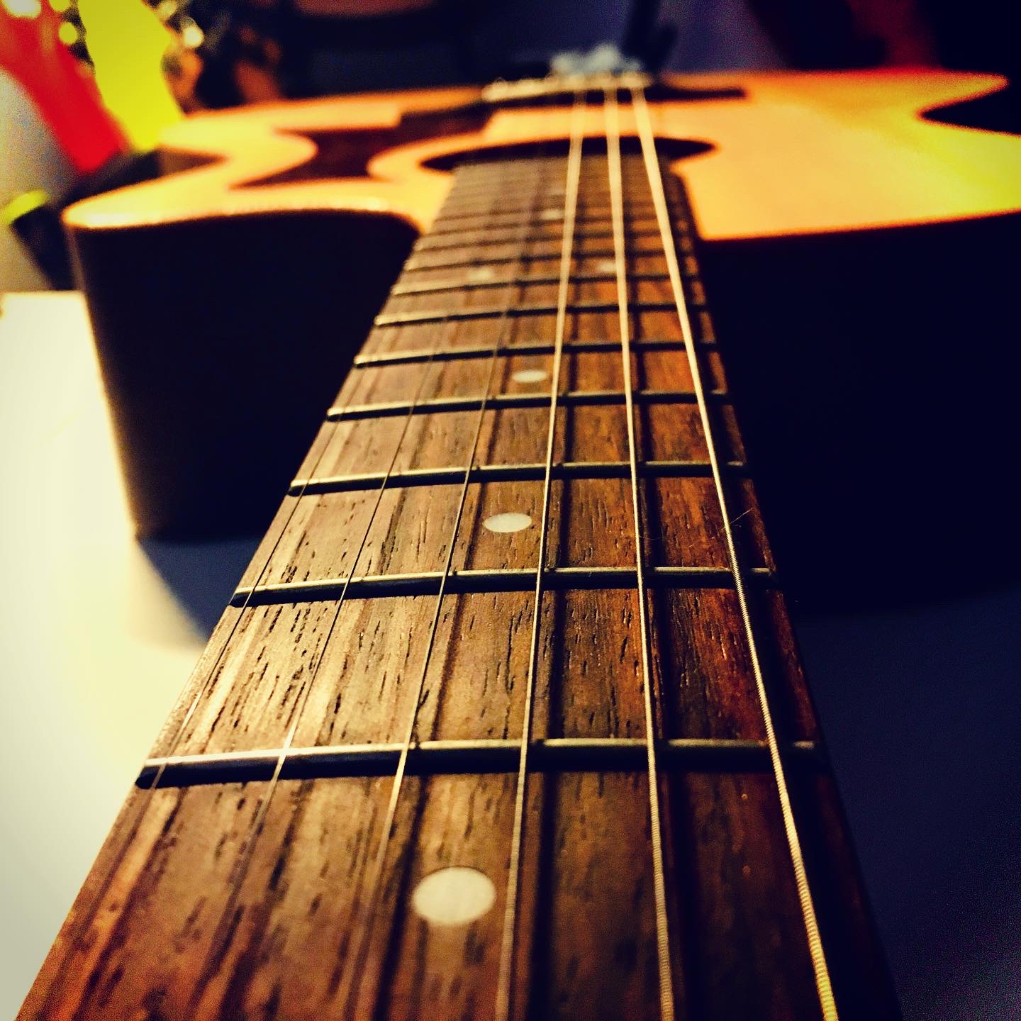 Nahaufnahme eines Gitarrengriffbretts