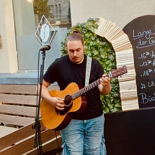 Marc beim Gitarrespielen